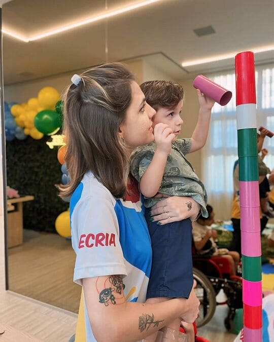 Recreadora Brincando co m Criança
