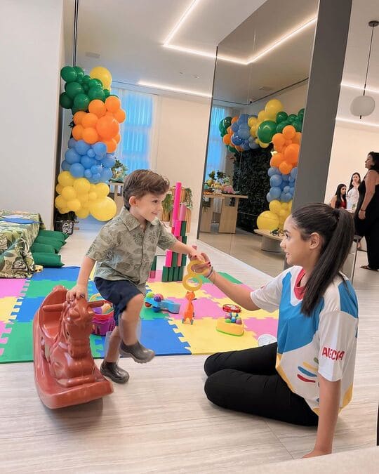 Criança brincando monitorada